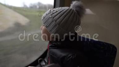 <strong>一个小</strong>女孩坐在公共汽车的后座上，呼吸着公共汽车的车窗，吸着<strong>玻璃</strong>